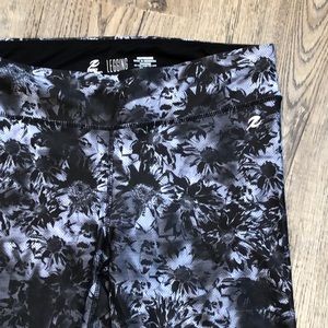 Energy Zone Floral Patterned Capri Leggings - Sz M